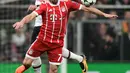 Gelandang Bayern Munchen Franck Ribery berebut bola dengan bek Besiktas Gokhan Gonul saat pertandingan Liga Champions leg kedua di stadion Vodafone Arena di Istanbul (14/3). Kemenangan itu membuat Munchen unggul agregat 1-8. (AFP/Ozan Kose)