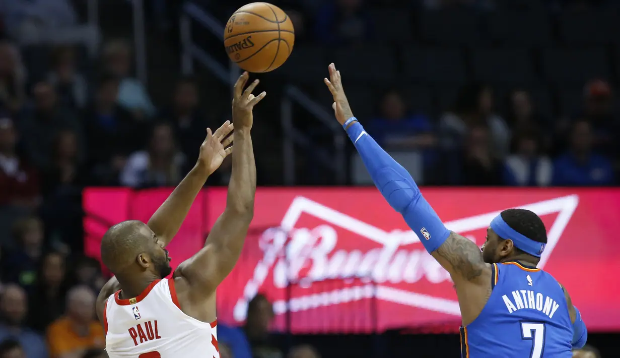 Usaha pemain Rockets, Chris Paul (kiri) melakukan tembakan saat diadang pemain Oklahoma, Carmelo Anthony pada laga NBA basketball game di Chesapeake Energy Arena, Oklahoma City, (6/3/2018). Rockets menang 122-112. (AP/Sue Ogrocki)