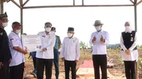 Wakil Presiden RI, KH Ma'ruf Amin bersama Wakil Menteri Pertanian, Harvick Hasnul Qokbi dan Gubernur Jawa Barat, Ridwan Kamil saat kegiatan menanam jagung kedelai di Kabupaten Purwakarta, Senin, 28 Maret 2022.