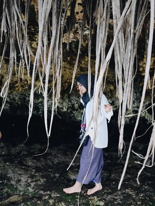 Seperti ini misalnya, paduan warna biru pada celan kulot dan hijabnya sangat matching dengan atasan putih Vebby. Suasana biru dan putih ini menimbulkan kesan santai dan tak berlebihan. (Instagram/vebbypalwinta)