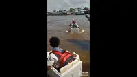Video 3 anak SD menyeberangi Sungai Riding, Sumatera Selatan, viral. (Istimewa)