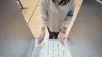 Seorang staf komisi administrasi pemilihan lokal mendisinfeksi salah satu bilik untuk pemilih dalam pemilihan majelis rendah di sebuah TPS, Tokyo, Jepang, Minggu (31/10/2021). Jepang menggelar Pemilu di tengah pandemi COVID-19. (AP Photo/Eugene Hoshiko)