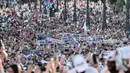 Para suporter bersuka cita merayakan gelar ke-15 Real Madrid di ajang paling bergengsi klub Eropa, Liga Champions. (Thomas COEX/AFP)