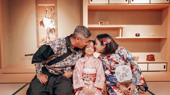 Foto Gisel dan Gading Marten Kompak Berfoto Bersama Anak Semata Wayang Memakai Kimono