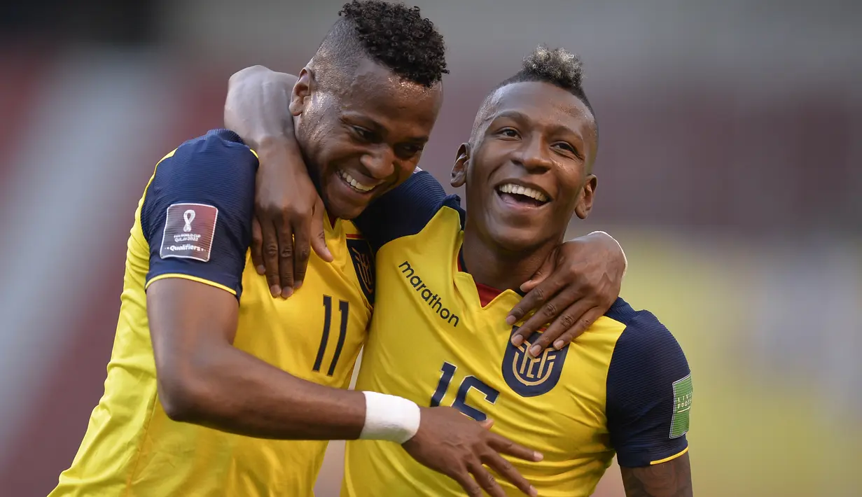Pemain Ekuador Michael Estrada (kiri) merayakan dengan rekan setimnya Mario Pineida usai mencetak gol ke gawang Uruguay pada pertandingan kualifikasi Piala Dunia 2022 di Stadion Casa Blanca, Quito, Ekuador, Selasa (13/10/2020). Ekuador menang 4-2. (Rodrigo Buendia/Pool via AP)