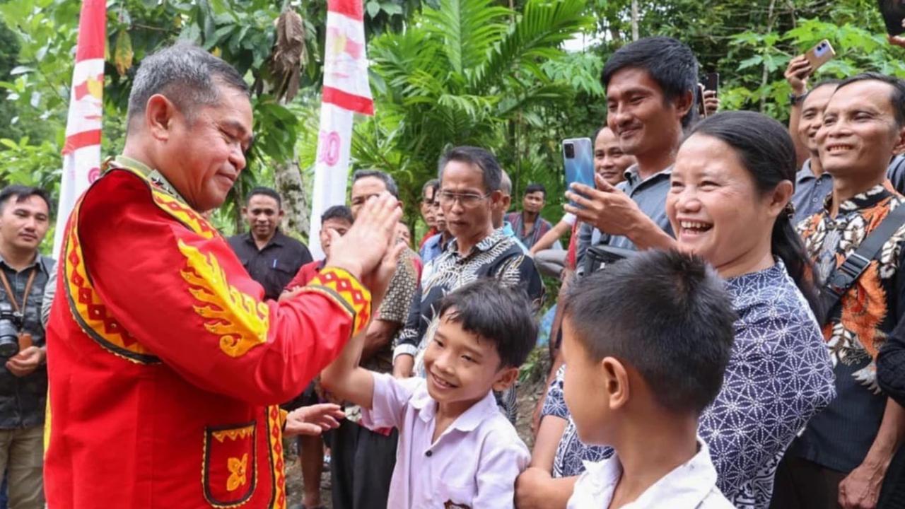 FOTO: Kasad  Maruli Resmikan Jembatan Bailey Penghubung Desa di Nias Selatan