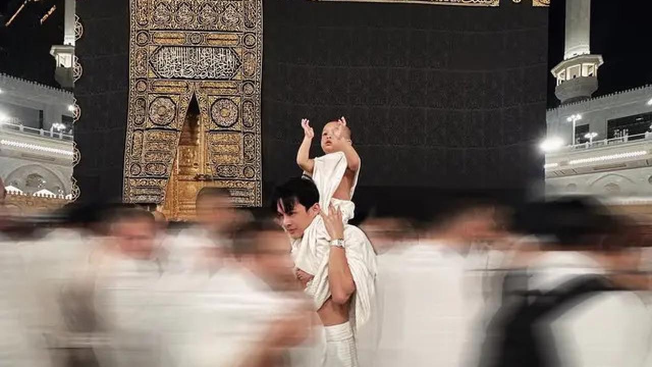 7 Momen Kaba Anak Rey Mbayang Cium Ka'bah, Digendong Petugas