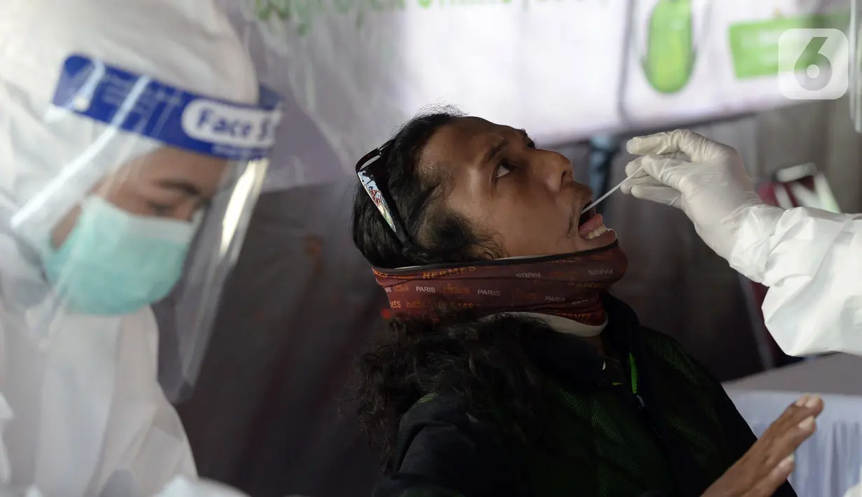Pengemudi ojek online menjalani swab test COVID-19 di Alam Sutra, Tangerang Selatan, Banten, Selasa (21/7/2020). Swab test gratis tersebut digelar di tengah kasus COVID-19 yang terus bertambah di beberapa daerah di Indonesia. (merdeka.com/Dwi Narwoko)