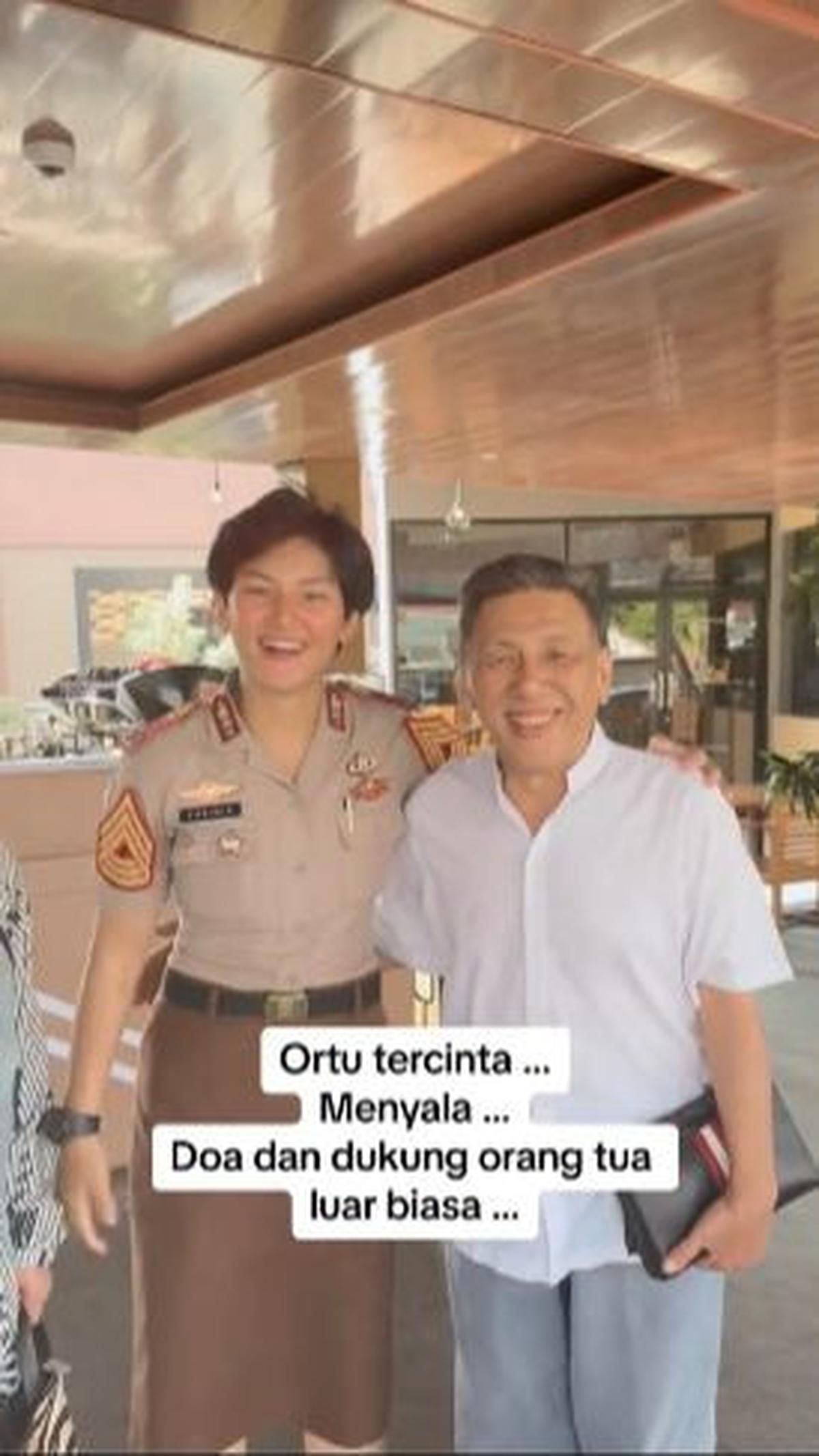 "Ini bapak saya," lanjutnya memperkenalkan sang ayah dengan bangga. <br>