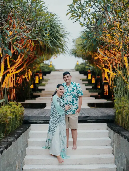 Sementara sang suami tampil serasi dengan anak bungsunya, Panembahan Al Nahyan Nasution mengenakan kemeja floral warna biru dan celana pendek. (Instagram/garyevan).