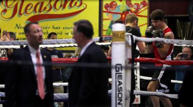 Perdana Menteri Kanada, Justin Trudeau saat bertanding melawan petinju profesional Yuri Foreman di Gleason Boxing Gym di Brooklyn borough New York, AS (21/4). (REUTERS/Carlo Allegri)