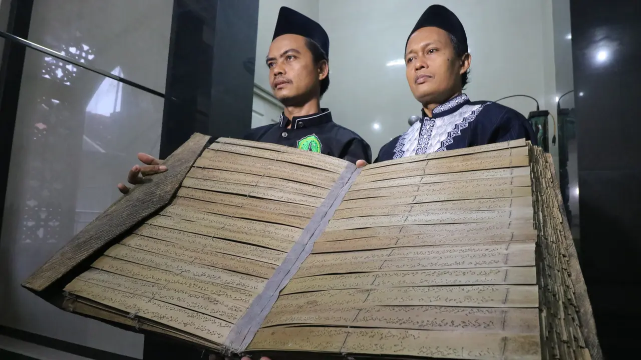 Alquran Daun Lontar di masjid Nurussalam, Surabaya
