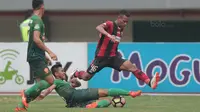 Pemain Persipura Jayapura, Osvaldo Haay saat melewati adangan pemain PS TNI, Ganjar Mukti pada lanjutan Liga 1 2017 di Stadion Patriot, Bekasi (4/11/2017). PS TNI menang 2-1. (Bola.com/Nick Hanoatubun)