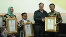 USA President Record Holders Republic, David Adamovich (kedua kiri) memberikan Official World Record Certificate kepada Menpora Imam Nahrawi di Auditorium Kemenpora, Jakarta, Kamis (14/11). (Liputan6.com/Helmi Fithriansyah)