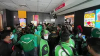 Kerumunan di dalam gerai McDonald's, Jalan Sisingamangaraja, Kota Medan, Sumatera Utara (Sumut)