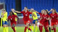 Pemain Kanada mengalahkan Swedia melalui adu penalti pada final sepak bola putri Olimpiade Tokyo 2020, di Yokohama, Jumat (6/8/2021). (AP Photo/Fernando Vergara)