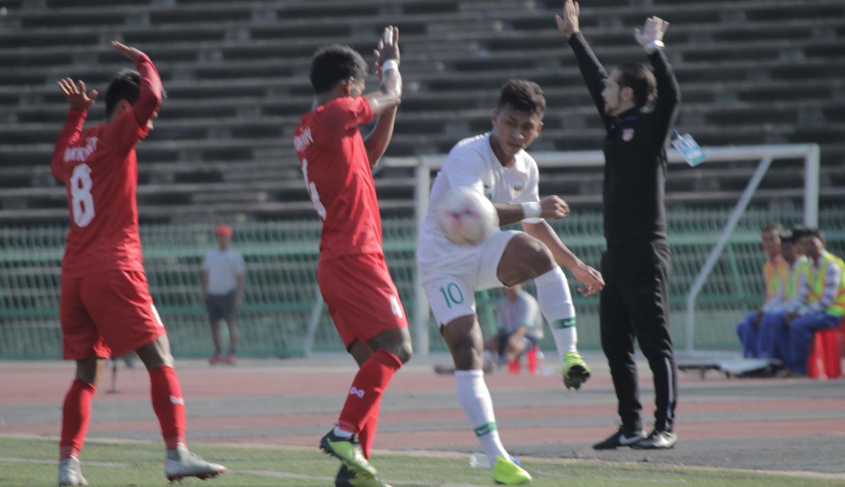 Aksi gelandang timnas Indonesia U-22, Osvaldo Hayy pada laga pertama piala AFF U-22 yang berlangsung di Stadion Nasional, Phom Penh, Kamboja, (Senin/18/2). Timnas Indonesia bermain imbang 1-1 kontra Myanmar. (Bola.com/Zulfirdaus Harahap)