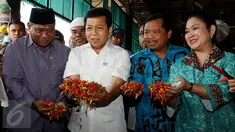 Ketua DPR RI Setya Novanto di dampingi sejumlah Anggota Dewan melakukan sidak harga cabai dan sejumlah komoditi di Pasar Induk Kramat Jati, Jakarta Timur, Kamis (12/1). (Liputan6.com/Johan Tallo)