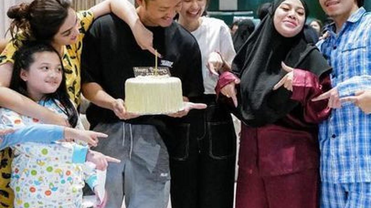Ini potret kejutan ulang tahun Azriel Hermansyah bareng keluarga.