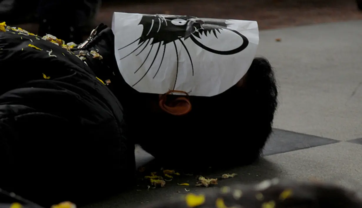 Dua orang mahasiswa memakai topeng bergambar tikus saat aksi teaterikal di depan gedung KPK, Jakarta, Kamis (5/3/2015). Aksi tersebut menuntut pemerintah untuk segera menghentikan kriminalisasi KPK (Liputan6.com/Faisal R Syam)