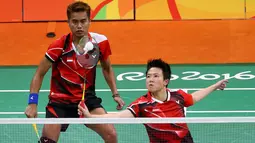 Aksi pebulutangkis ganda campuran Indonesia, Tontowi Ahmad/Liliyana Natsir saat melawan Robin Middleton/Leanne Choo (Australia) pada laga perdana Grup C Olimpiade Rio 2016, Kamis (11/8). Tontowi/Liliyana unggul 21-7 21-8. (REUTERS/Marcelo del Pozo)