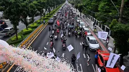 Demonstran melakukan konvoi saat berunjuk rasa di Bangkok, Thailand, Jumat (10/9/2021). Demonstran mendesak Perdana Menteri Thailand Prayut Chan-O-Cha mengundurkan diri atas penanganan pemerintah terhadap COVID-19 dan pembebasan tahanan politik. (LILLIAN SUWANRUMPHA/AFP)