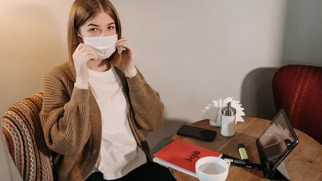 Memakai Masker saat PPKM