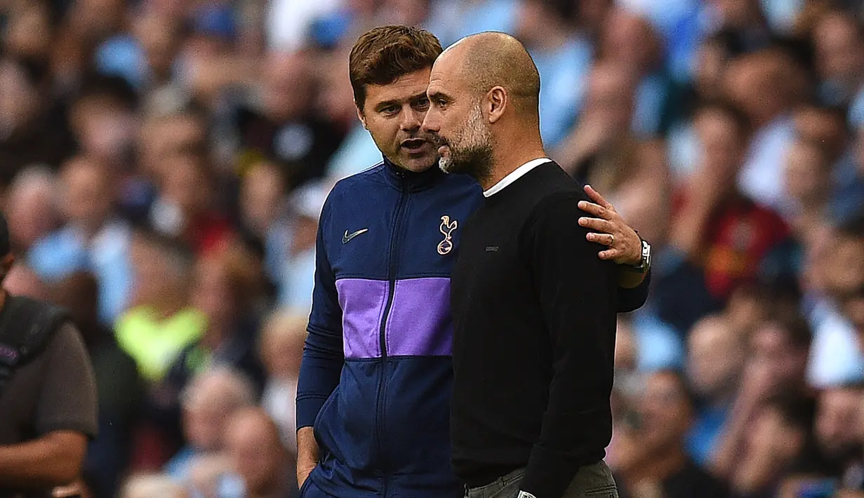 Pelatih Tottenham Hotspur, Mauricio Pochettino berbicara dengan pelatih Manchester City, Pep Guardiola selama pertandingan Liga Inggris di Stadion Etihad di Manchester, Inggris , pada 17 Agustus 2019. Terakhir kali Pochettino melatih di Tottenham Hotspur sebelum dipecat pada November 2019. (AFP/Oli