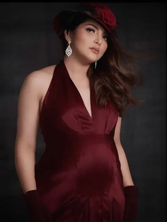 Sebelum melahirkan, Ashanty sempat mengenang perjuangan ibundanya. Dengan foto berdua yang diunggah ke Instagram, dan menuliskan perjuangan sang bunda saat mengandung dan membesarkan kelima anaknya tampa pembantu. (Instagram/ashanty_ash)