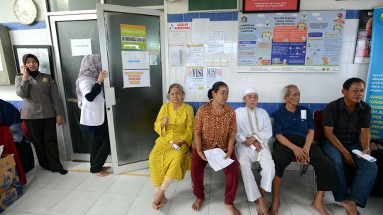 Polda Metro gelar operasi katarak gratis di posko kebakaran Tambora