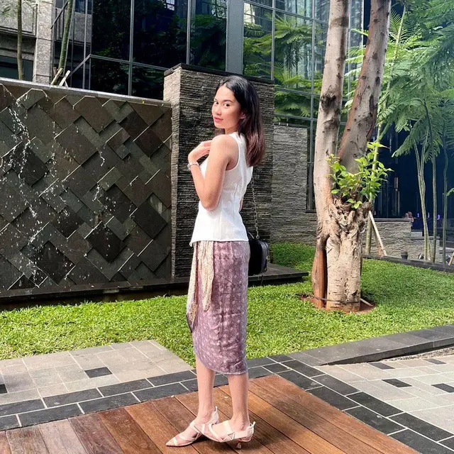 Potret Azizah Salsha Kenakan Batik dan Kebaya, Pancarkan Aura Menawan