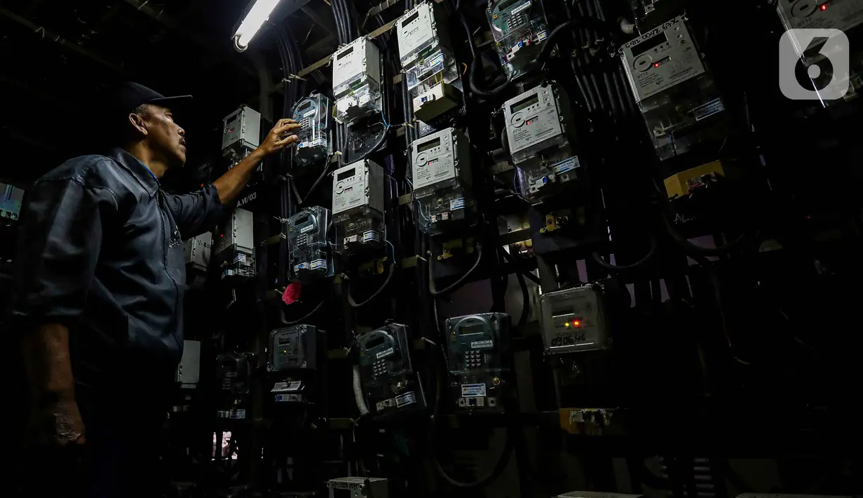 Perusahaan Listrik Negara (PLN) mengonfirmasi pemberian diskon tarif listrik 50 persen sudah dapat dinikmati pelanggan rumah tangga. (Liputan6.com/Herman Zakharia)