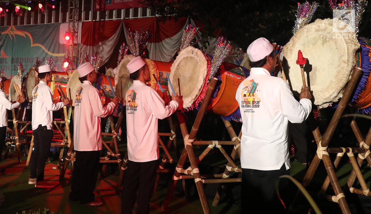 Peserta mengikuti Festival Pukul Beduk dan Gema Takbir 2017 di Balai Kota, Jakarta, Sabtu (24/6). Kegiatan tersebut bertujuan untuk merayakan Hari Raya Idul Fitri 1438H. (Liputan6.com/Angga Yuniar)