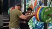 Dalam video singkat yang beredar di media sosial, Justyn Vicky terlihat berusaha keras mengangkat barbel seberat 210 kg dengan gerakan back squat, insiden pun terjadi. Foto: Instagram @justynvickybali_island.