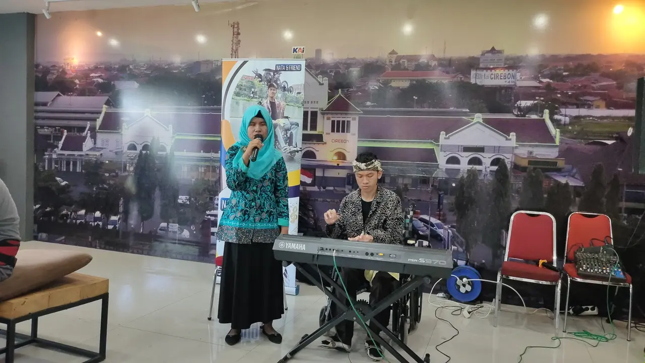 Suara Emas Musisi Difabel Cirebon Hibur Pemudik Kereta Api Puncak Arus Balik Lebaran 2023