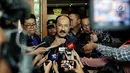 Pengacara tersangka kasus E-KTP Setya Novanto, Fredrich Yunadi menjawab pertanyaan wartawan usai menjalani sidang pembacaan eksepsi di Pengadilan Tipikor, Jakata, Kamis (15/2). (Liputan6.com/JohanTallo)