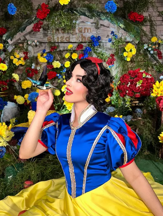 Awalnya, Tasya Farasya cosplay ala princess Snow White. [@tasyafarasya]
