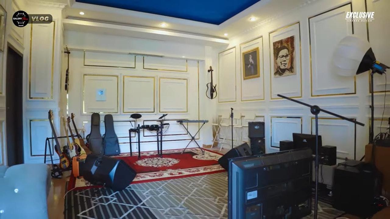 Inilah penampakan studio musik milik Andika.