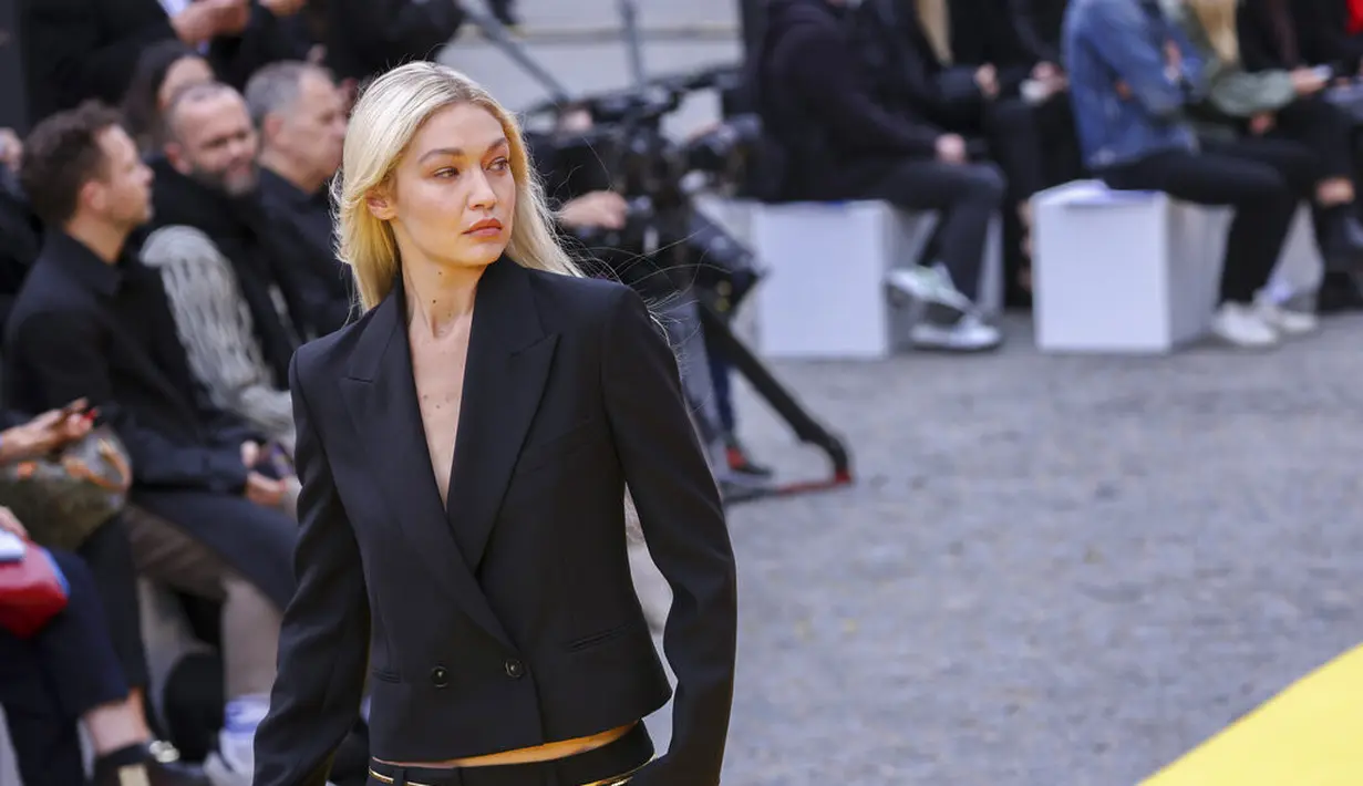 <p>Gigi Hadid di peragaan busana Stella McCartney untuk koleksi ready-to-wear Musim Semi/ Panas 2023. (Foto: Vianney Le Caer/Invision/AP)</p>