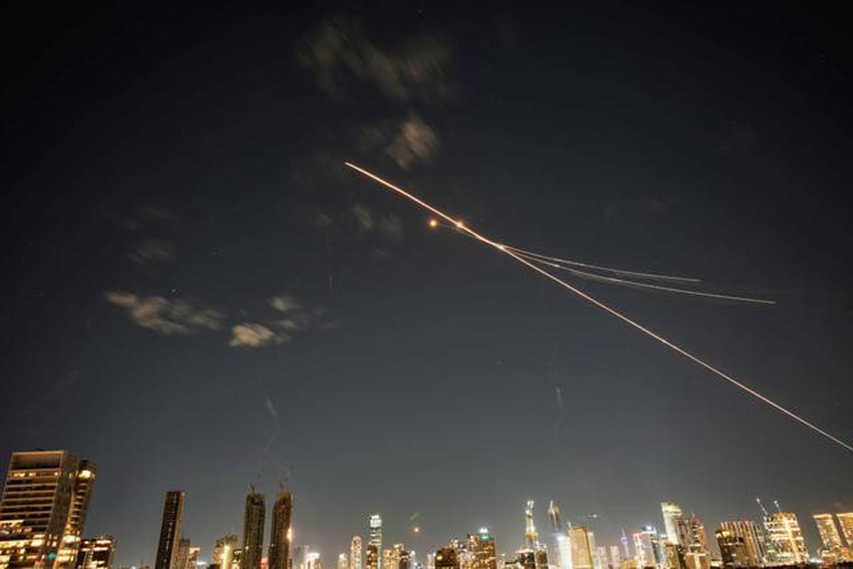 Iran meluncurkan gelombang serangan rudal dan drone balistik ke wilayah Israel pada Sabtu 28 Februari 2026 malam, hingga Minggu 1 Maret 2026 dini hari waktu setempat. Tampak dalam foto, jejak-jejak pencegahan rudal pertahanan udara terlihat di Tel Aviv, Israel, Sabtu 28 Februari 2026. (AP Photo/Ohad Zwigenberg)