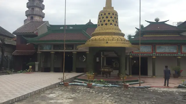 Pendopo di Depan Vihara