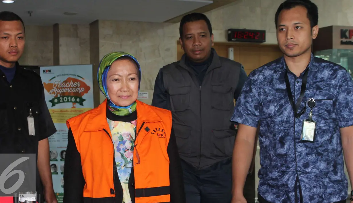 Wali Kota Cimahi nonaktif Atty Suharti Tochija berjalan usai menjalani pemeriksaan di Gedung KPK, Jakarta, Rabu (28/12). Atty diperiksa sebagai saksi terkait kasus dugaan korupsi pembangunan Pasar Atas Baru Cimahi. (Liputan6.com/Helmi Affandi)