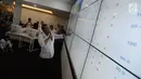 Menteri PANRB Syafruddin memantau melalui layar digital kehadiran ASN di "command centre" Kementerian PANRB, Jakarta, Senin (10/6/2019). Langkah ini dilakukannya guna mengecek absensi Aparatur Sipil Negara (ASN) atau PNS pada hari pertama kerja pasca libur Lebaran 2019. (merdeka.com/Imam Buhori)