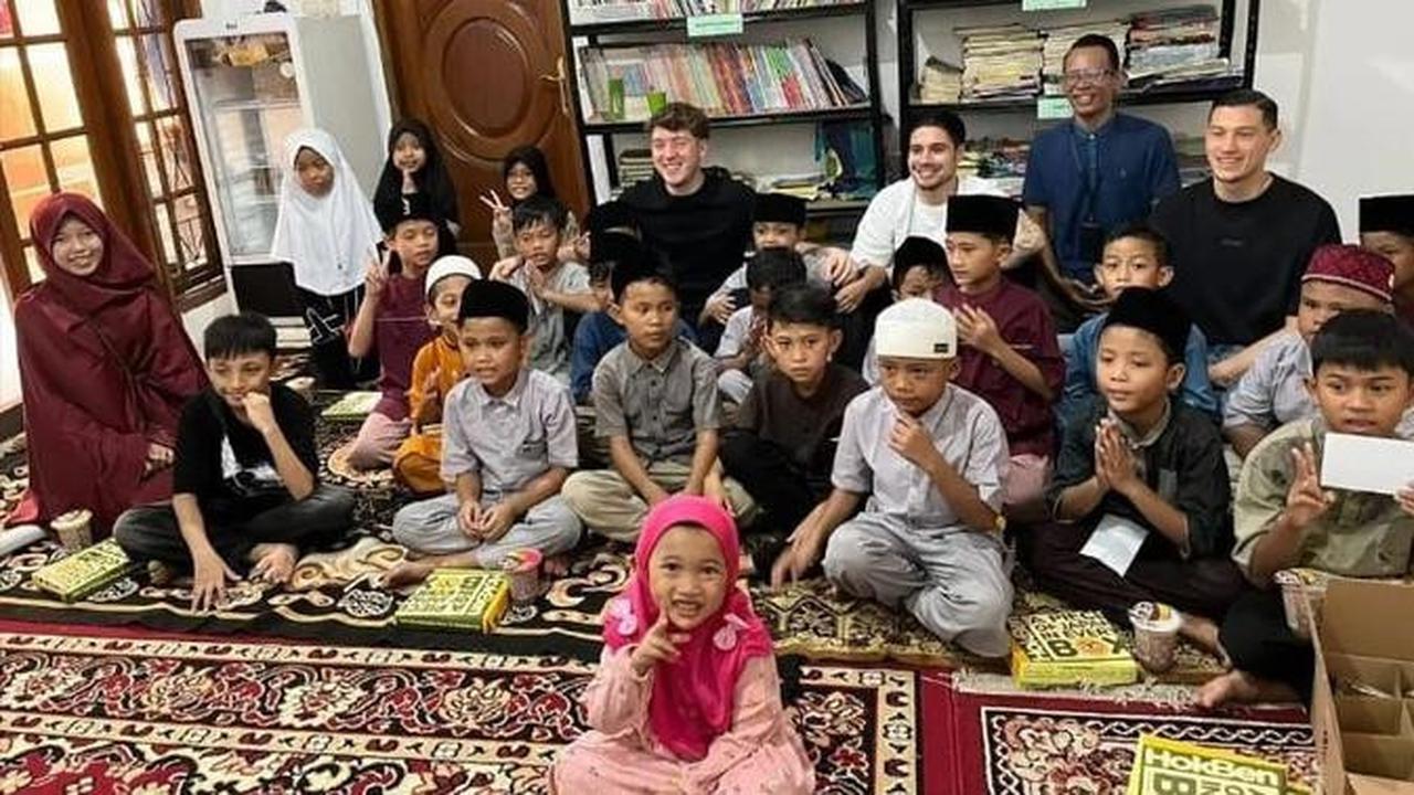 Momen 3 Pemain Timnas Indonesia, Kevin Diks, Jay Idzes, dan Ole Romeny di Panti Asuhan. (Dok Panti Yatim Aksi Nyata)