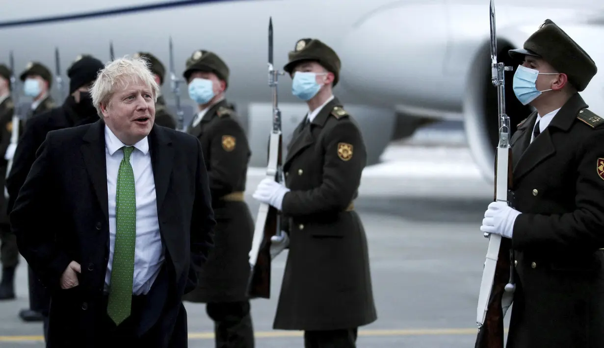 Perdana Menteri Inggris Boris Johnson tiba di Kyiv, Ukraina, Selasa (1/2/2022).  Johnson dijadwalkan bertemu dengan Presiden Ukraina Volodymyr Zelenskyy di tengah meningkatnya ketegangan dengan Rusia. (Peter Nicholls/Pool Photo via AP)
