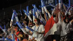 Para suporter saat menyaksikan turnamen BCA Indonesia Open Superseries Premier 2015 di Gelora Bung Karno, Jakarta, Selasa (2/6/2015). Sony menang dengan skor 17-21, 21-13, 21-2. (Liputan6.com/Andrian M Tunay)