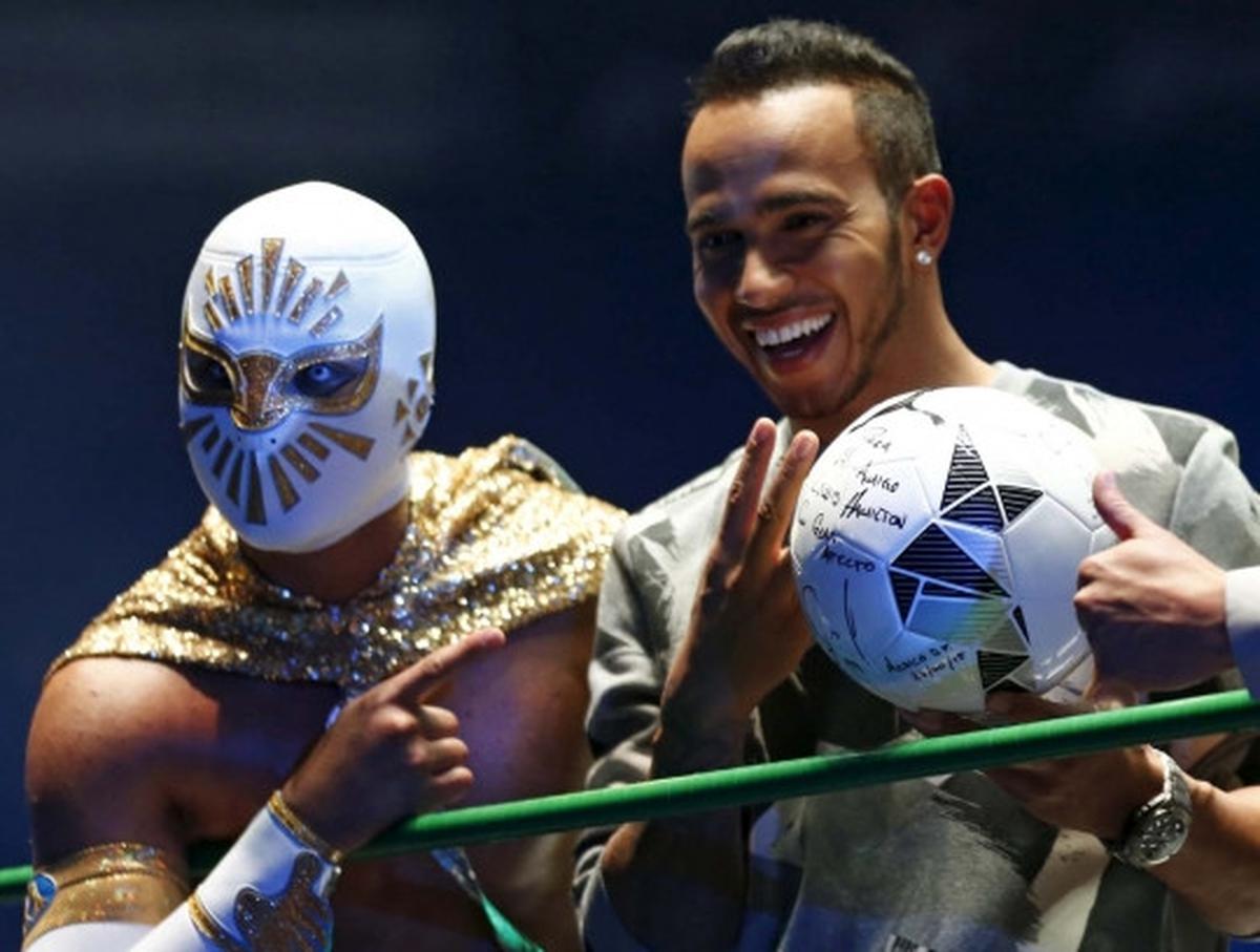 Jelang F1, Lewis Hamilton nyambi jadi pegulat di Meksiko