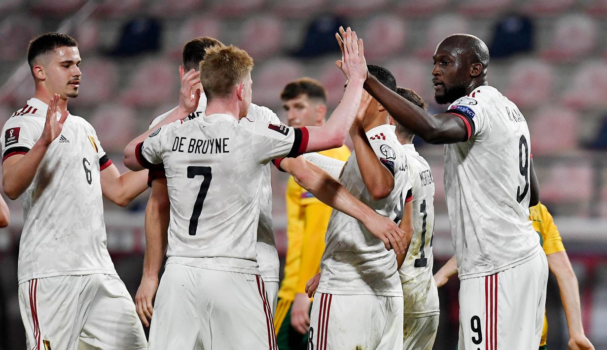 Para pemain Belgia merayakan gol yang dicetak oleh Romelu Lukaku ke gawang Wales pada laga Kualifikasi Piala Dunia 2022 di Stadion Den Dreef, Kamis (25/3/2021). Belgia menang dengan skor 3-1. (AFP/John Thys)