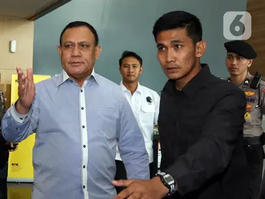 Mantan Ketua Komisi Pemberantasan Korupsi (KPK) Firli Bahuri usai menjalani pemeriksaan di Gedung ACLC KPK, Jakarta, Selasa (5/12/2023). Firli Bahuri memenuhi panggilan kedua Dewan Pengawas (Dewas) KPK untuk menjalani pemeriksaan dugaan pelanggaran etik terkait pertemuan dengan mantan Menteri Pertanian Syahrul Yasin Limpo (SYL). (Liputan6.com/Herman Zakharia)