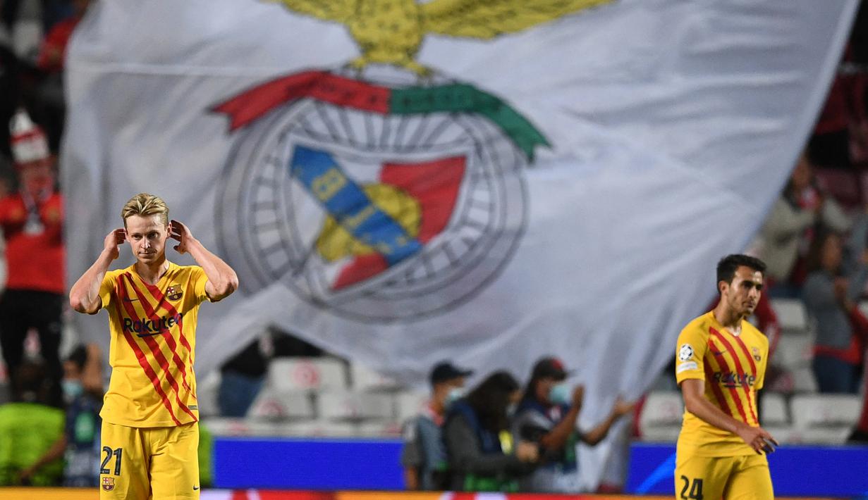 Barcelona menelan kekalahan keduanya di Grup E Liga Champions 2021/2022 usai takluk 0-3 dari tuan rumah Benfica pada matchday kedua, Rabu (29/9/2021). Barcelona pun harus rela menjadi juru kunci klasemen tanpa poin sama sekali dan telah kebobolan 6 gol. (AFP/Patricia De Melo Moreira)